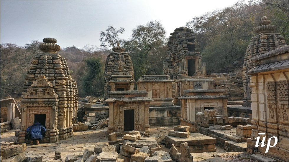 The central idol in these temples was Shivling.